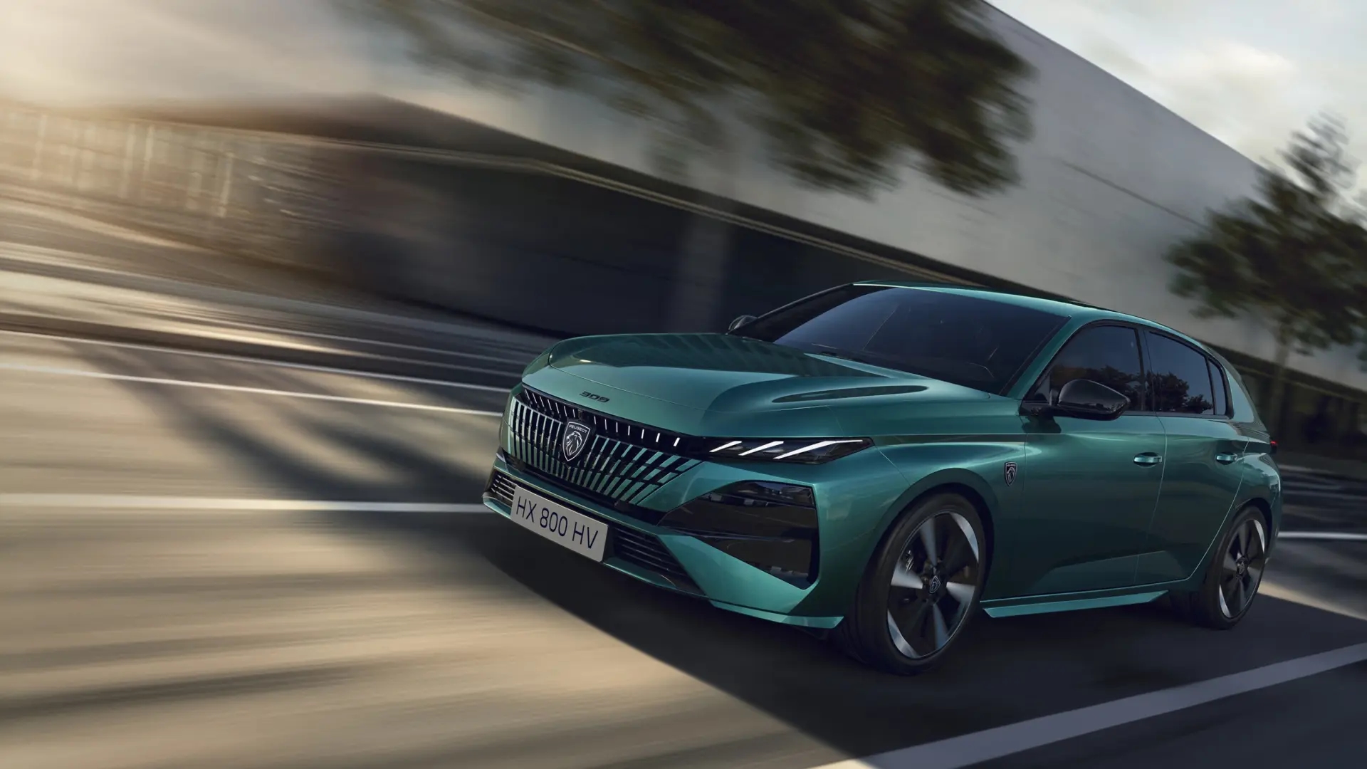 This is the new Peugeot 308: more versatile, efficient, and with up to 450 kilometers of electric range.
