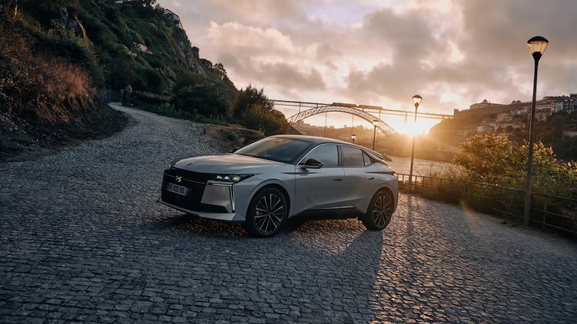 Lusso, innovazione e versioni elettrica, ibrida e ibrida plug-in: ecco la nuova DS n. 4.