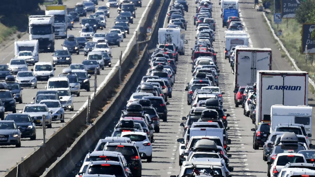 Barely 5% of French people go on holiday in an electric car, but 27% would like to try it out by renting one.