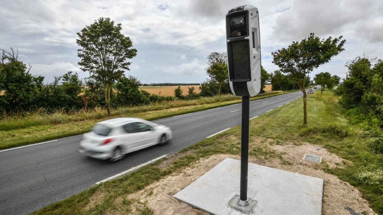 Distancia de seguridad, teléfono al volante... Radares automáticos (por fin) listos para detectar nuevas infracciones
