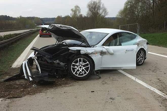 Tesla sotto esame delle autorità: i ritardi nei rapporti sugli incidenti mettono a repentaglio i piani per i robotaxi