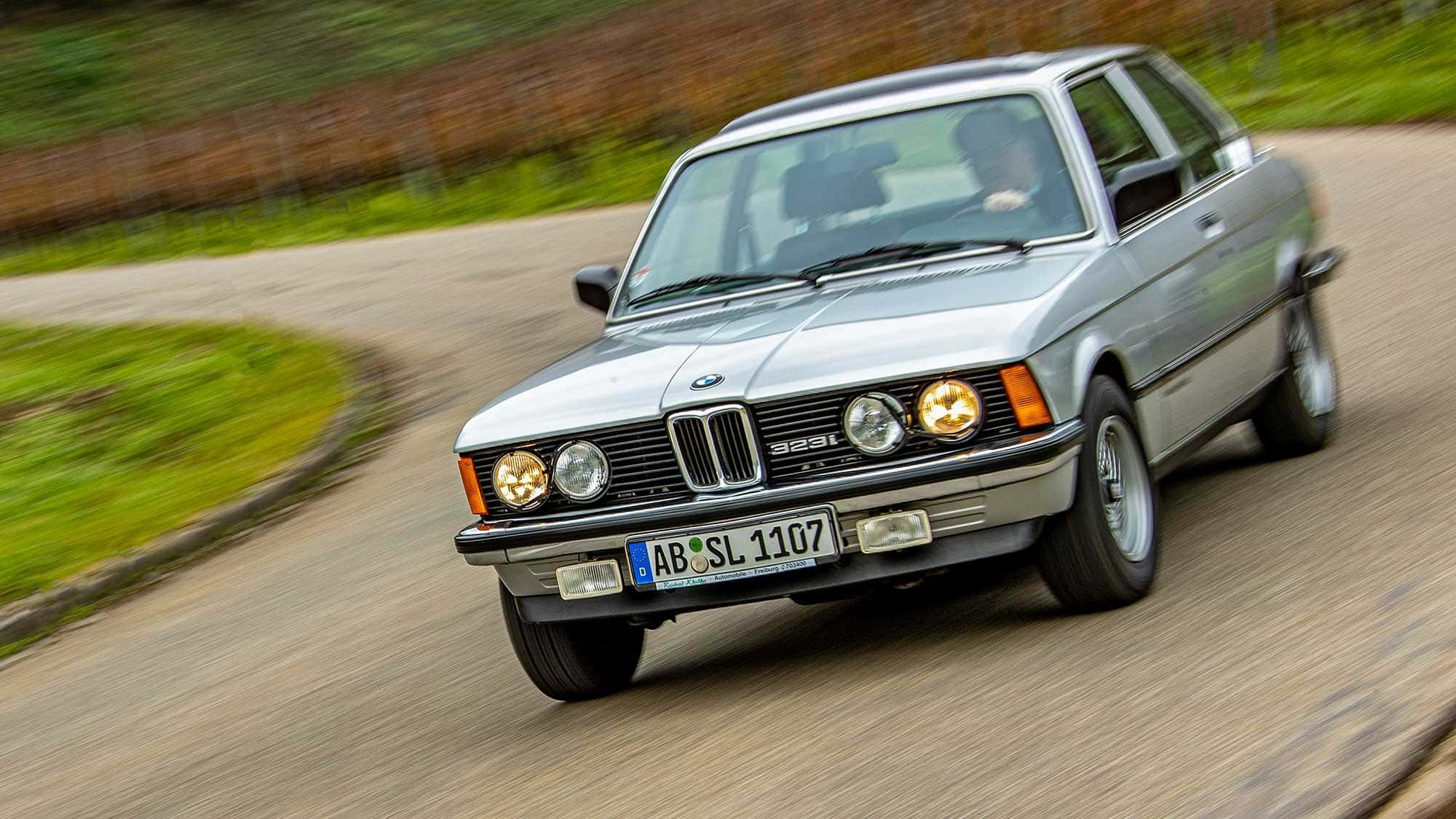 BMW 323i : évolution de la valeur en tant que voiture classique : prix doublé pour la première Série 3 avec double sortie d'échappement
