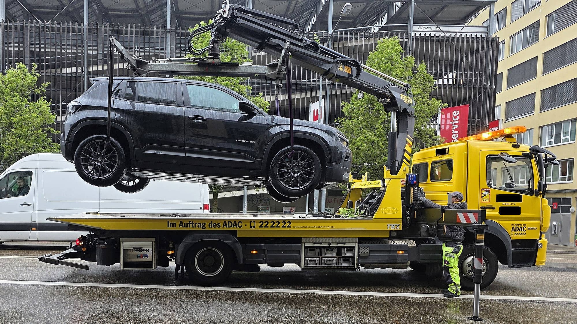 Jeep Avenger elettrica, un'auto problematica: la causa delle interruzioni è il collegamento alla presa elettrica