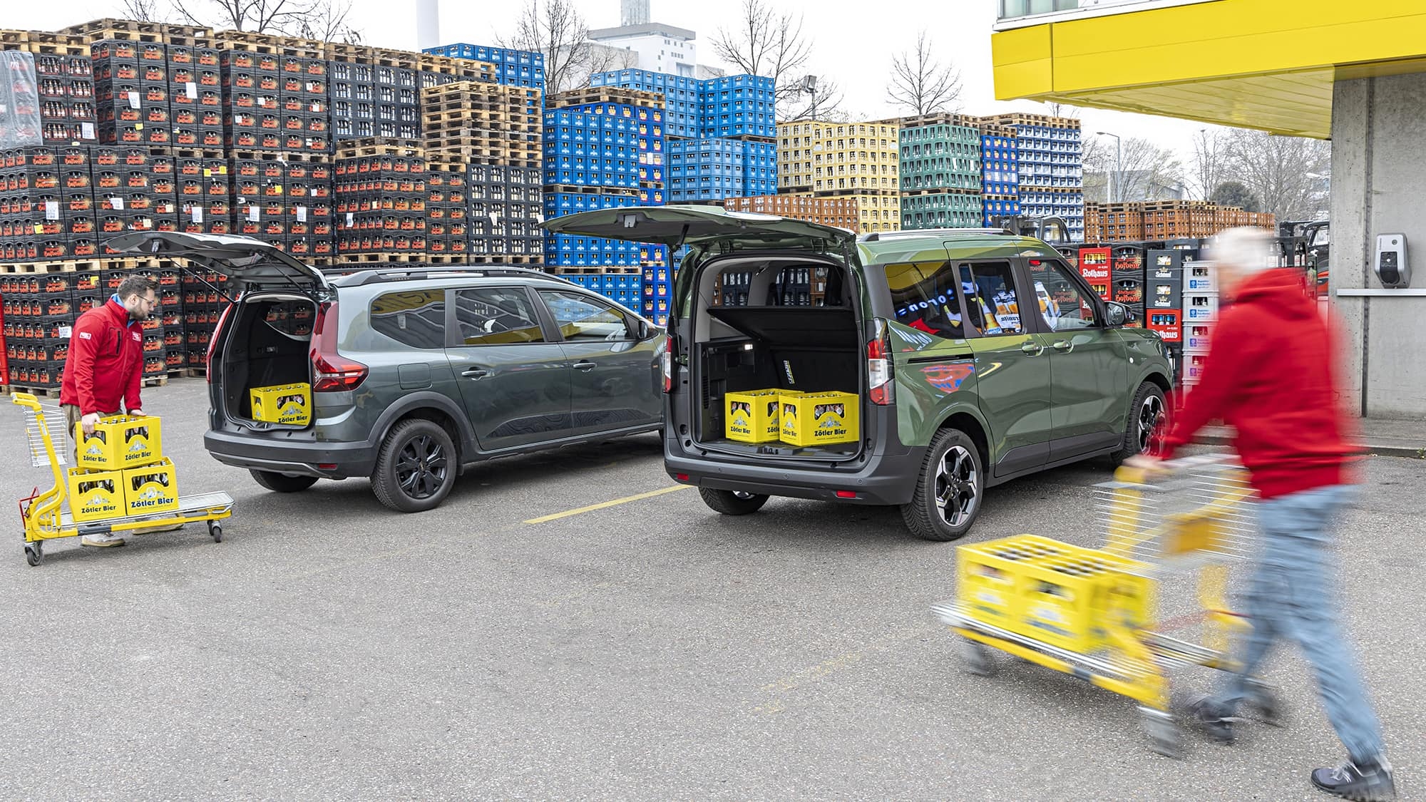 Dacia Jogger vs. Ford Courier: qual carro familiar acessível tem melhor desempenho?