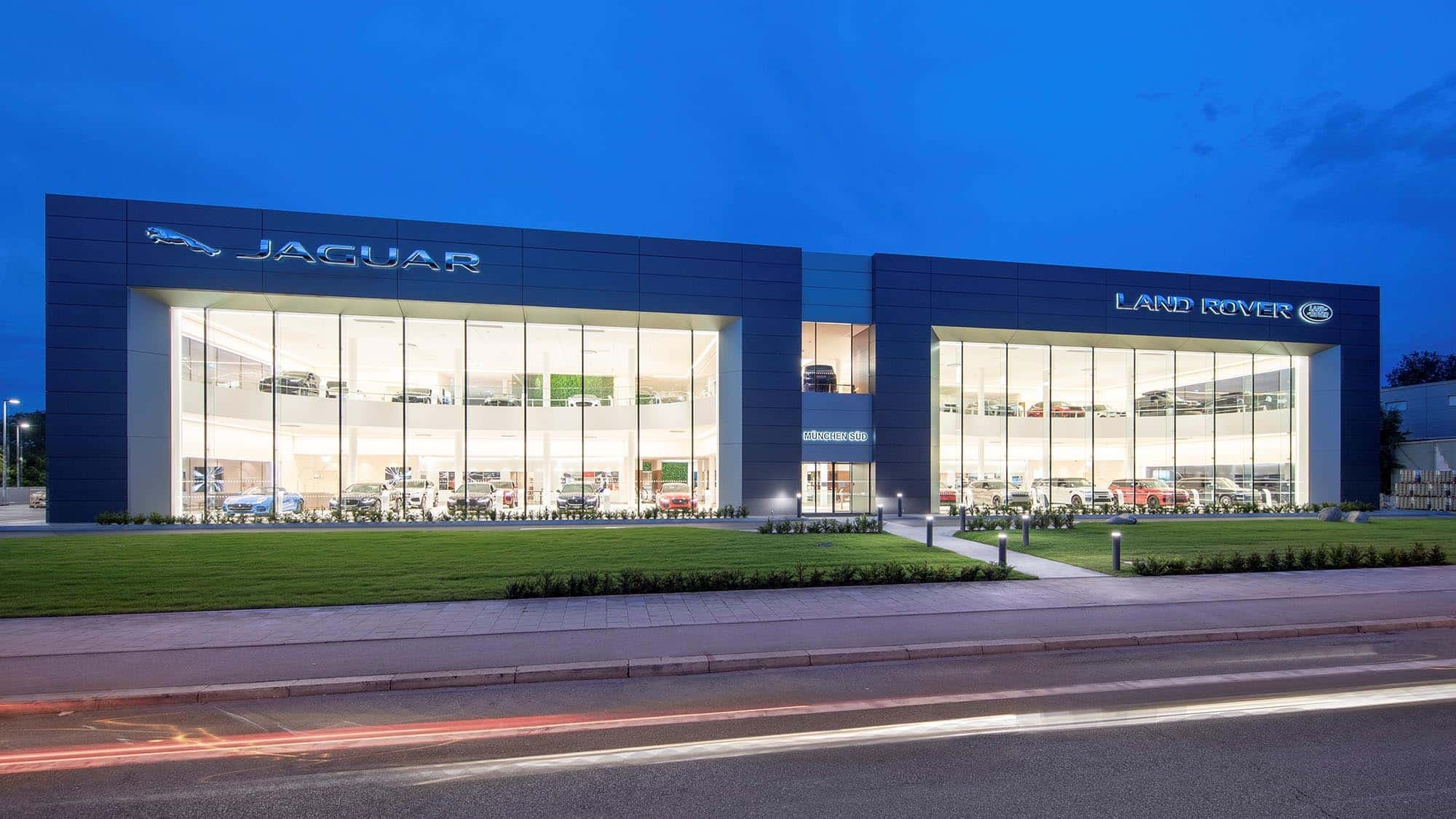 New opening with vintage cars and special models: Almost 20,000 square meters of Jaguar Land Rover