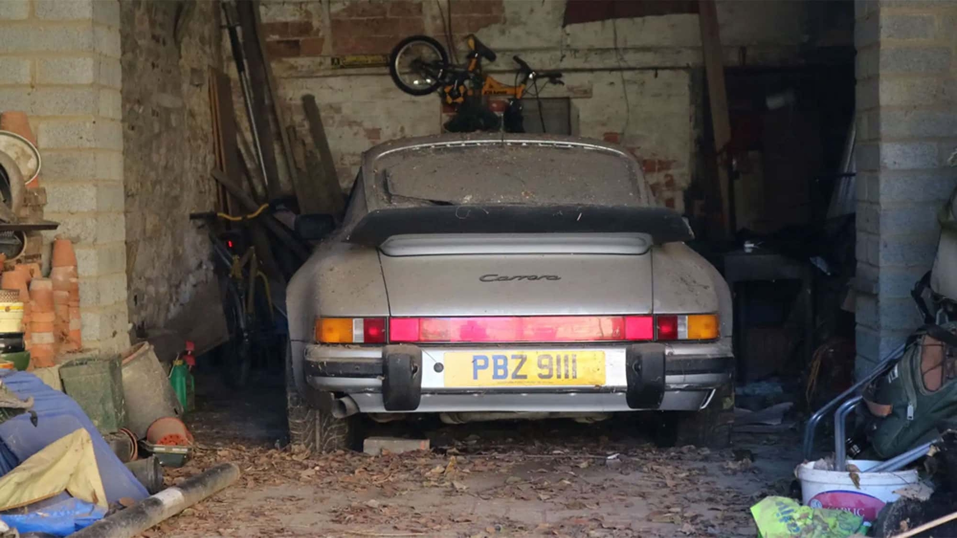 Porsche 911 Carrera 3.2 Sport ritrovata in un fienile: questa 911 è rimasta nel fienile per 14 anni