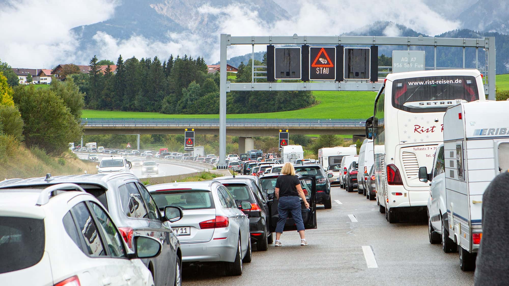 Verkeerschaos op de A10 Tauern Autobahn: Pinksterreizigers staan ​​vast in de langste file van het jaar