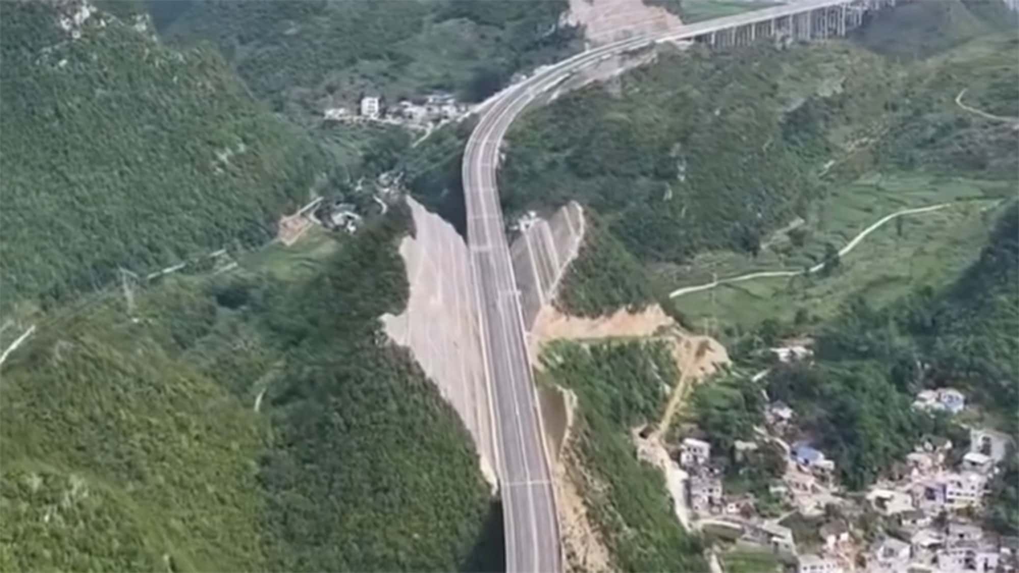 Huajiang Geçidi Köprüsü'ne Giden Yol: Çin neden bir dağı havaya uçuruyor da tünel kazmıyor?