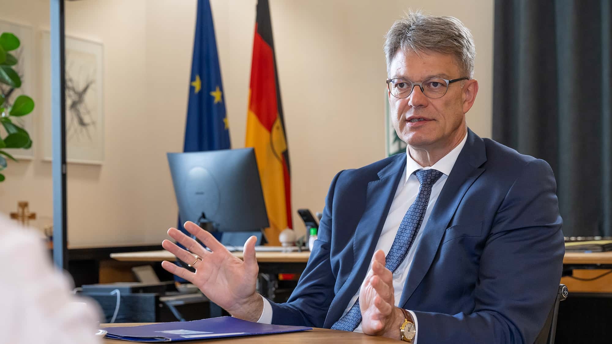 Intervista al Ministro federale dei trasporti: ridurre i costi delle patenti di guida, accelerare la costruzione delle strade