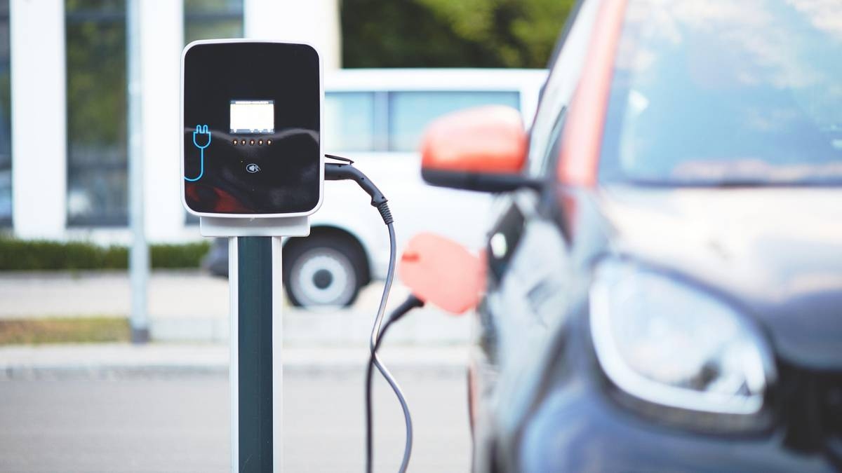 De overheid subsidieert de aanschaf van een elektrische auto. Hoeveel kun je krijgen en hoe kun je het gebruiken?