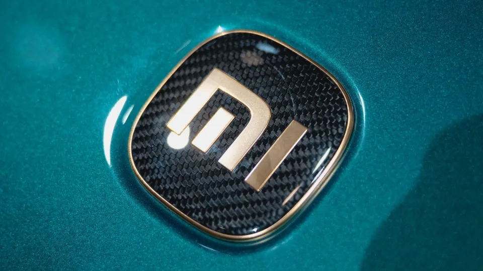 Carro da Xiaomi incendiou-se e condutor morreu preso no interior