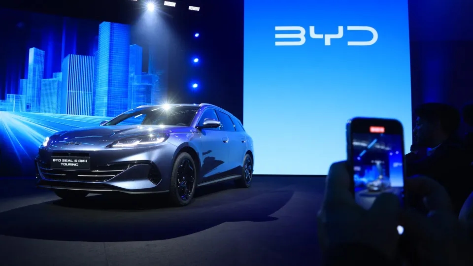 The new BYD Super Hybrid made its European debut. Coming soon to Portugal