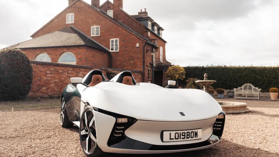 Este carro desportivo diz criar a "categoria dos elétricos peso pluma"