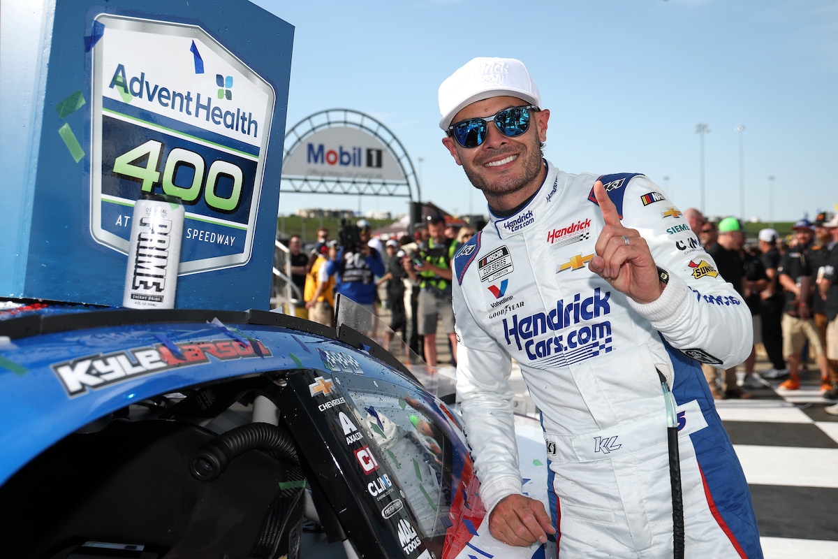 Larson está em alta na série da Copa do Kansas