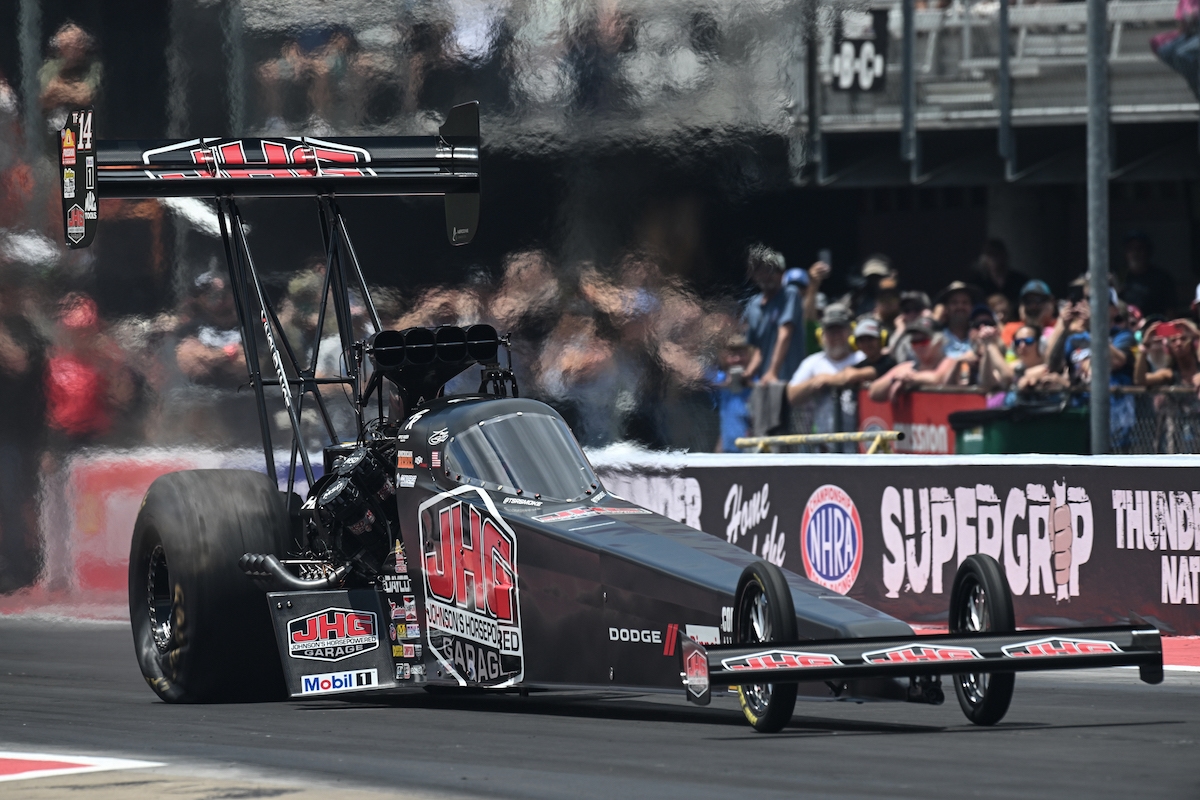 Стюарт курит их на трассе Bristol Dragway