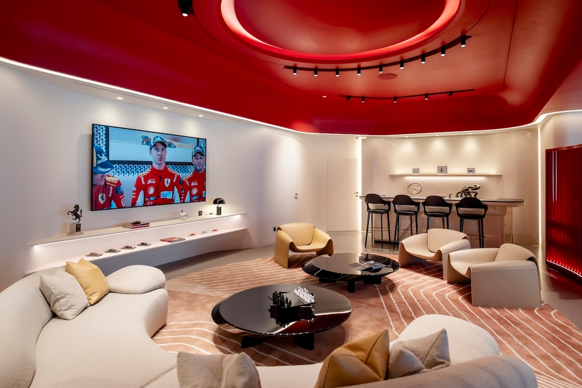 Ferrari, Roma'da yeni Kurumsal Kimliğiyle ilk showroom'unu açtı