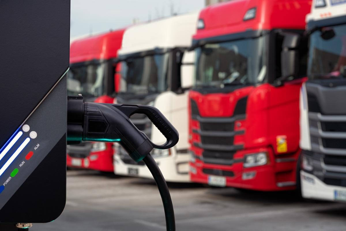 FIAP, Motus-E ve Uniontrasporti, ağır araçlar için elektrikli şarj ağı için bir araya geldi Eyelet: FIAP, Motus-E ve Uniontrasporti arasında ağır araçlar için elektrikli şarj ağının oluşturulmasını hızlandırmak amacıyla stratejik bir anlaşma imzalandı.
