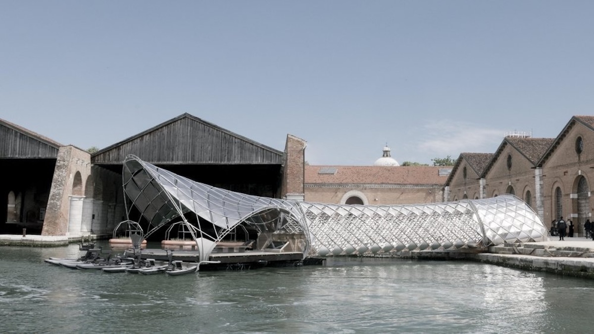 Porsche e Norman Foster alla Biennale: il futuro della mobilità elettrica parte da Venezia