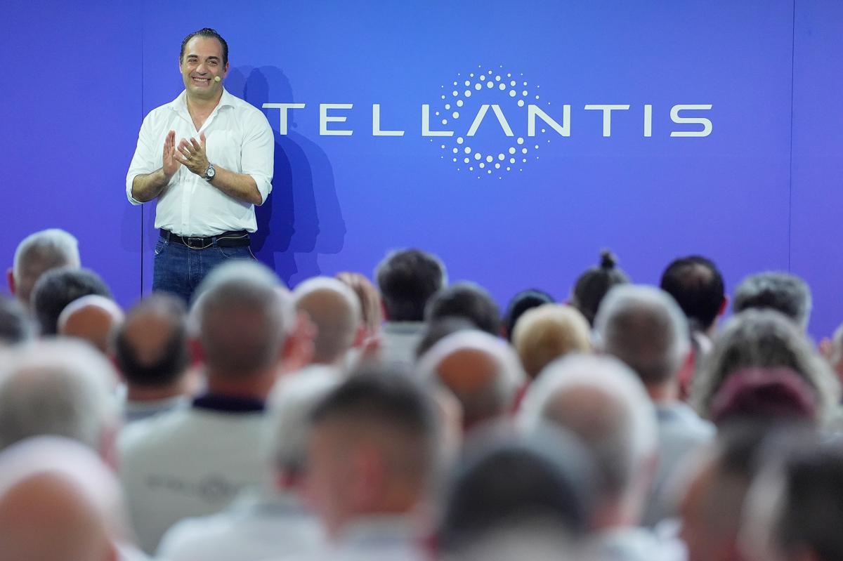 Stellantis, o novo CEO Filosa analisa o plano estratégico: prioridade à eficiência e aos principais mercados