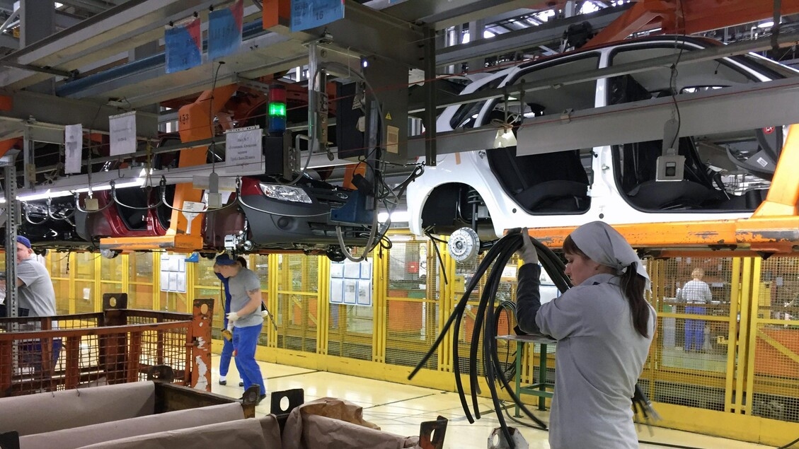 Russa AvtoVaz valuta di ridurre produzione auto da 5 a 4 giorni