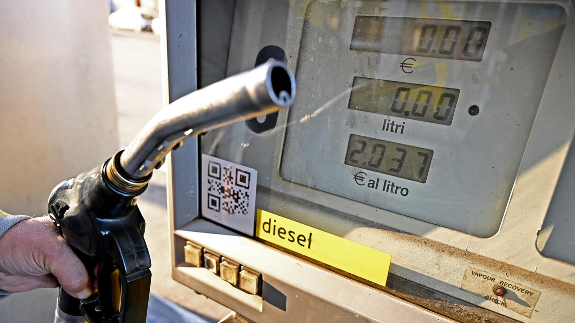Gasolina, ligeiro ajuste para cima, verde auto a 1,756 euros