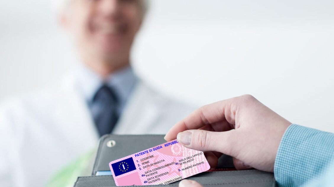 Başarısız ehliyet yenilemeleri nedeniyle kaos yaşandı, polis olay yerine geldi