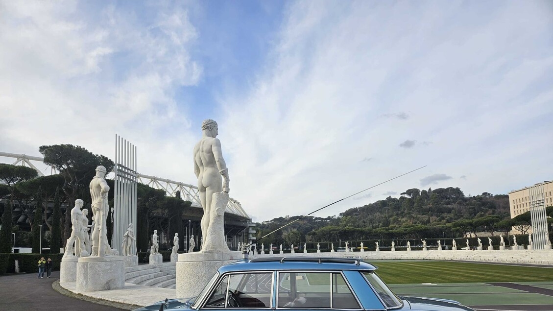 La Vespucci et la berline historique Rai à Naples croisent le Giro