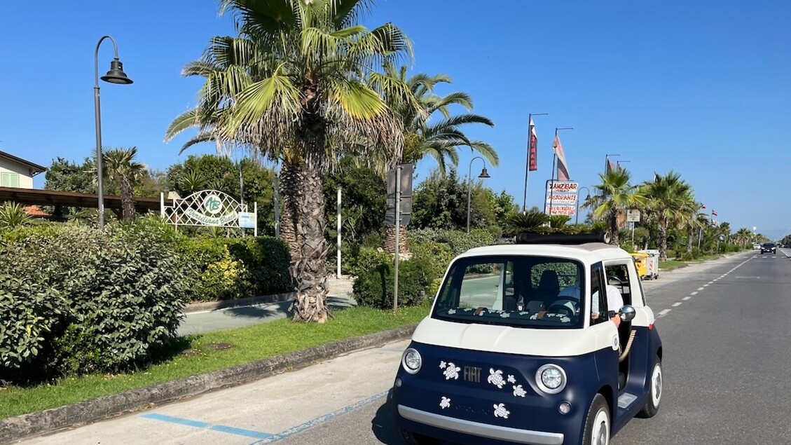 Fiat Topolino, agile and fun among the beaches of Forte
