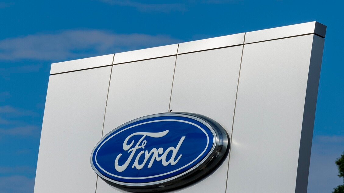 Ford paga 800 milioni per dazi, prima perdita trimestrale da '23
