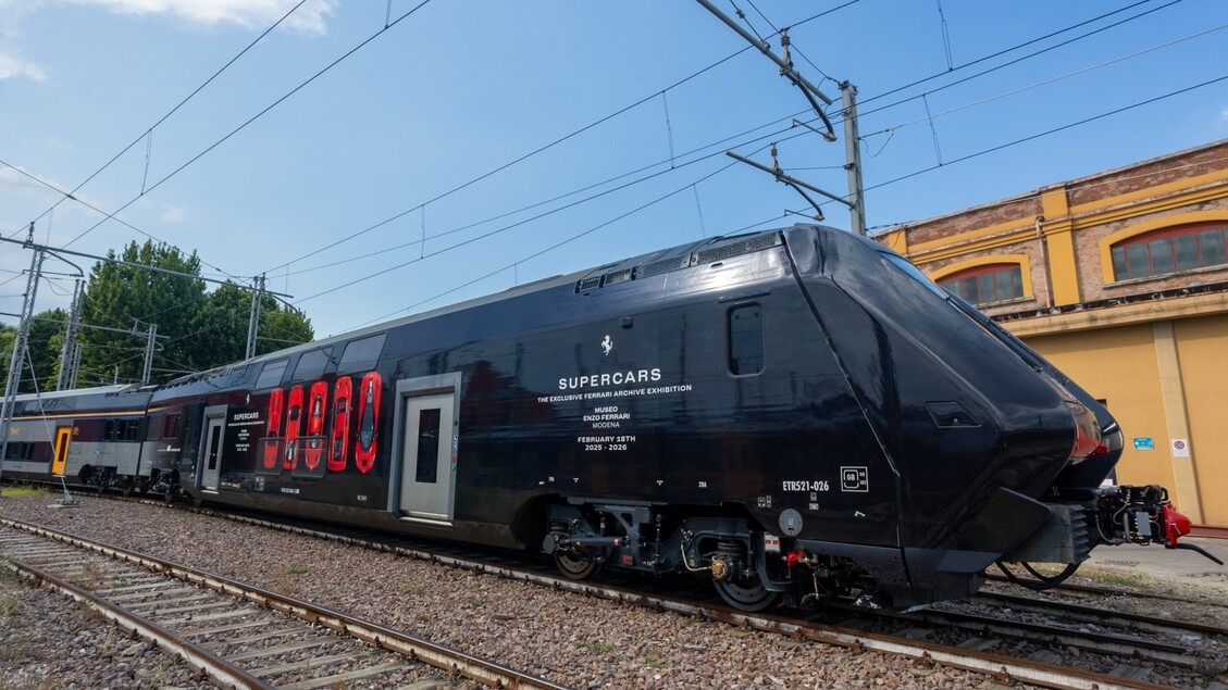Sui binari E-R treno dedicato alla mostra 'Supercars' Ferrari