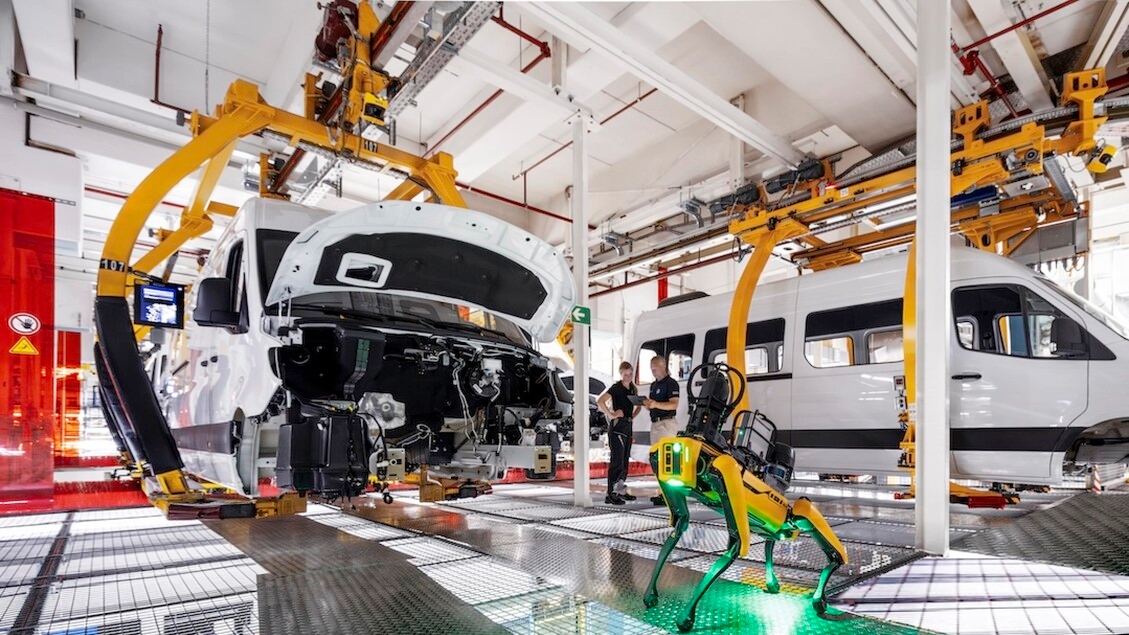 Mercedes usa cão robô em fábrica para verificações