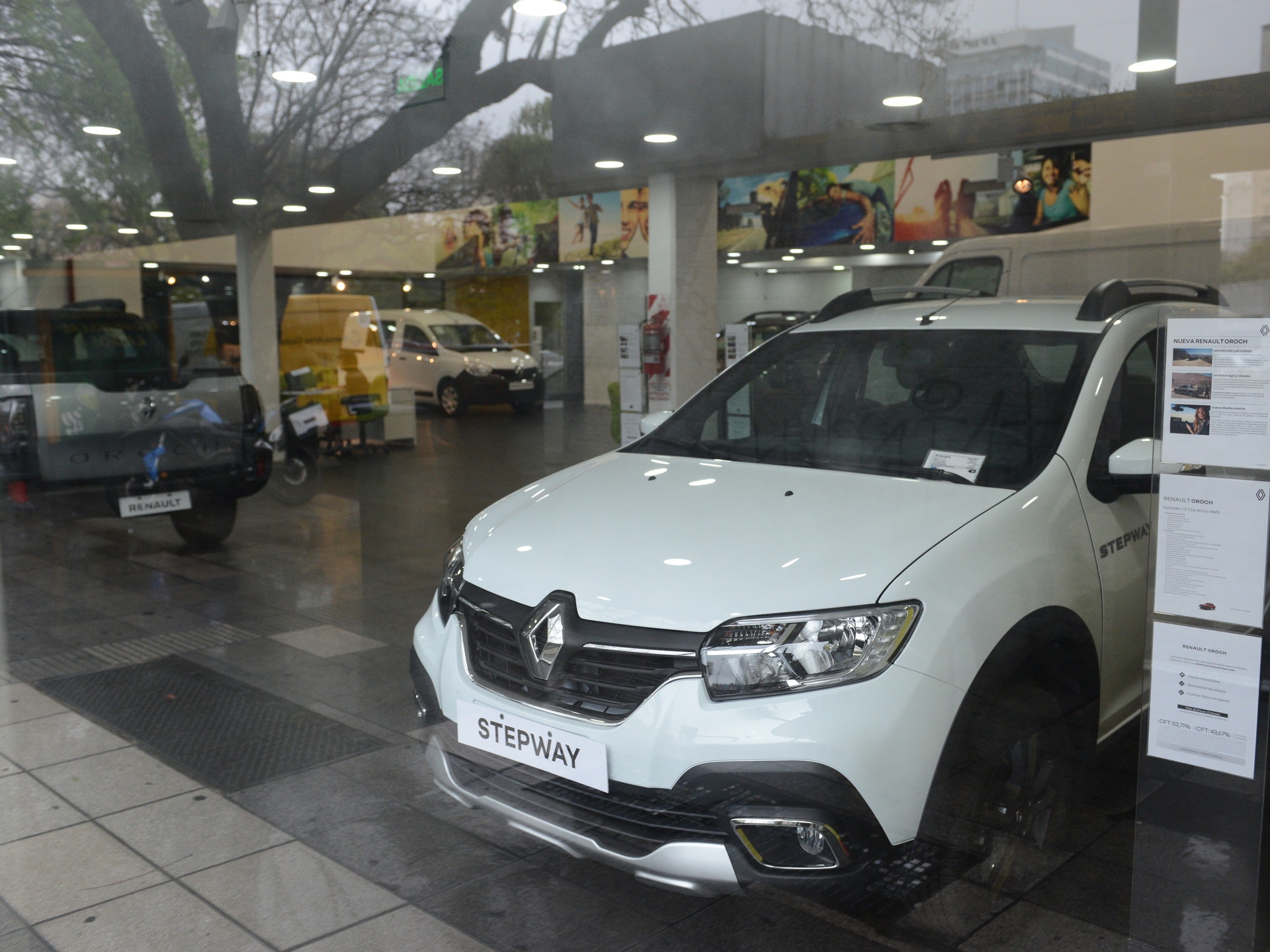 Despite the rise of the dollar, car manufacturers maintain their interest-free financing lines for brand new cars.