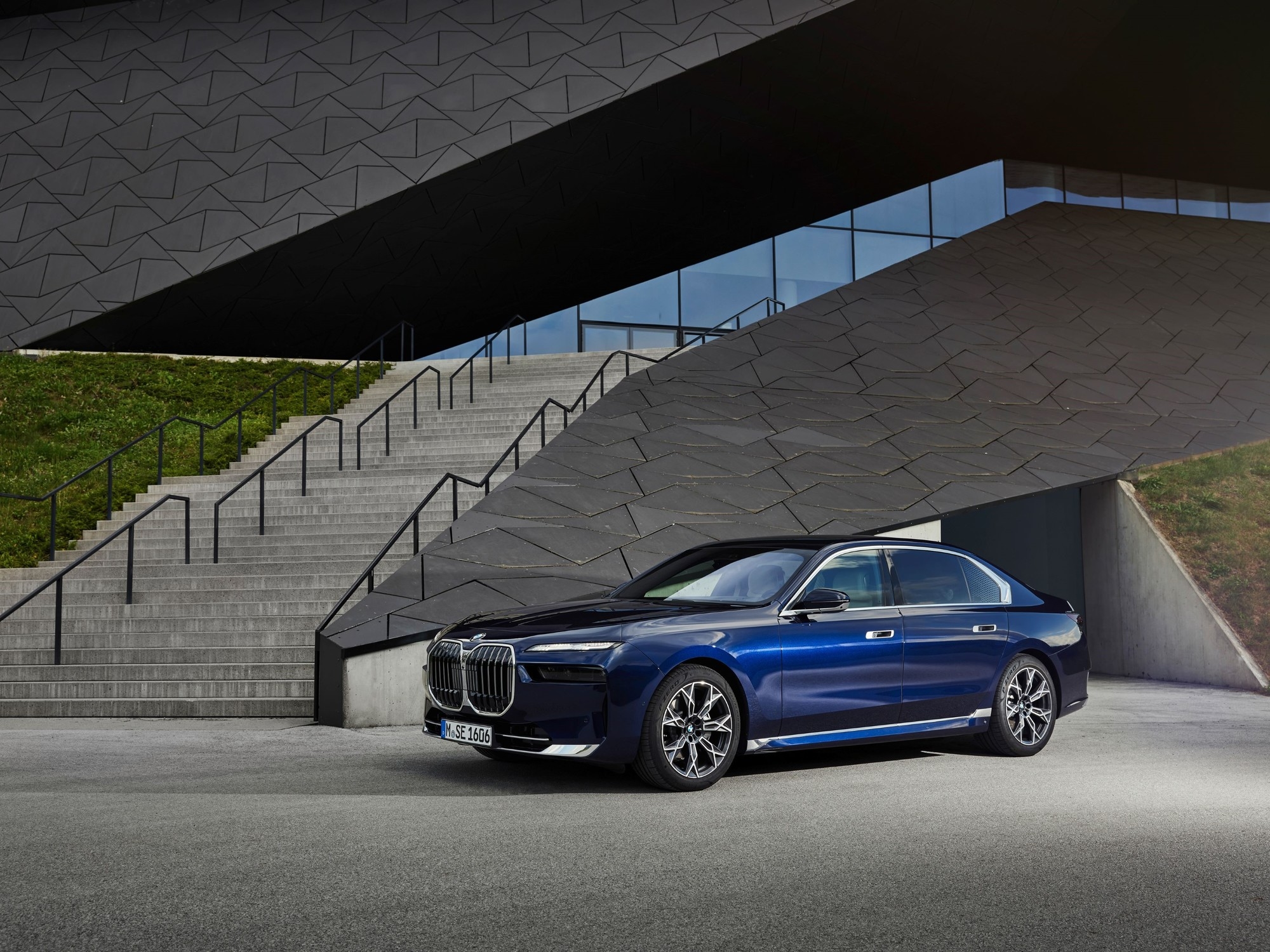Depois de cinco anos, a BMW volta a oferecer seu carro mais luxuoso na Argentina: por quanto ele está sendo vendido?