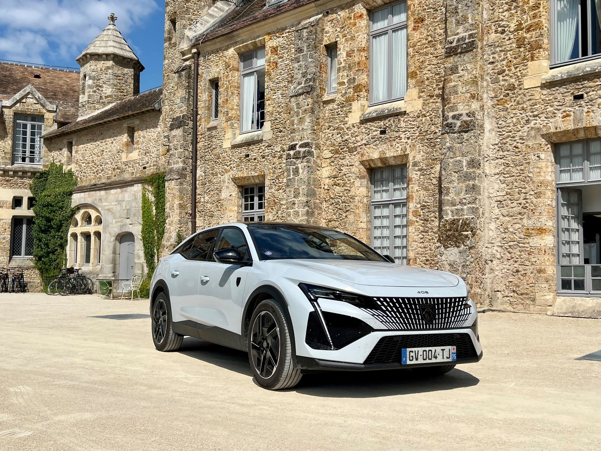 Обзор Peugeot 408: как среднеразмерный автомобиль возвращается с новым уровнем производительности и ChatGPT в качестве второго пилота.