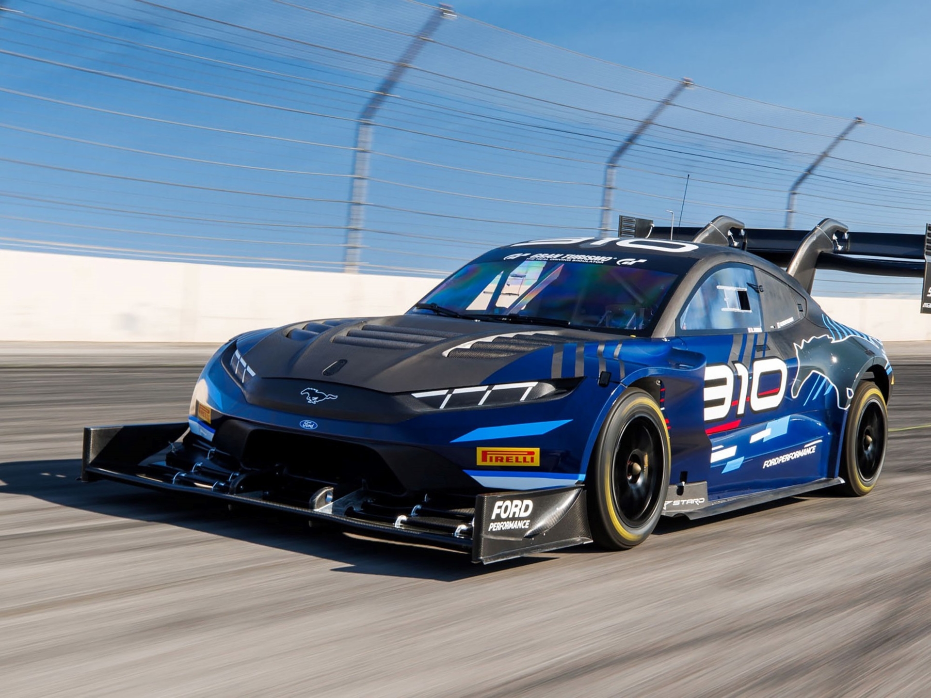 Una salita mozzafiato: una Ford Mustang elettrica ha preso parte alla famosa "Cloud Race".