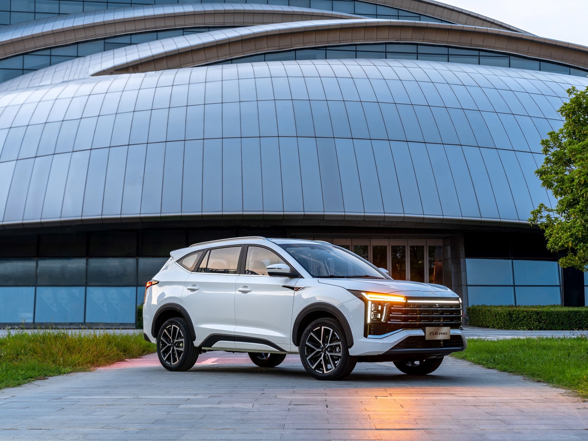 Recenzja JAC JS8 PRO: Jak sprawdza się najtańszy chiński SUV z siedmioma miejscami na rynku?