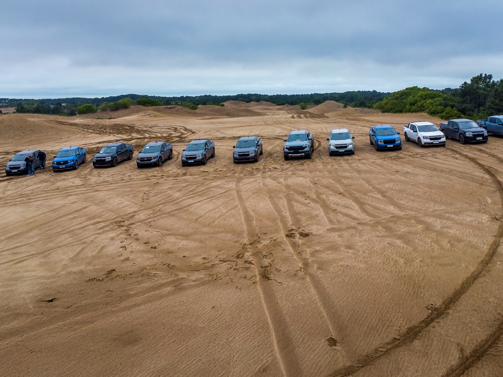 Proezas nas dunas: usuários da Ford testaram a mais nova adição do Strong Breed em um dia de puro off-road.