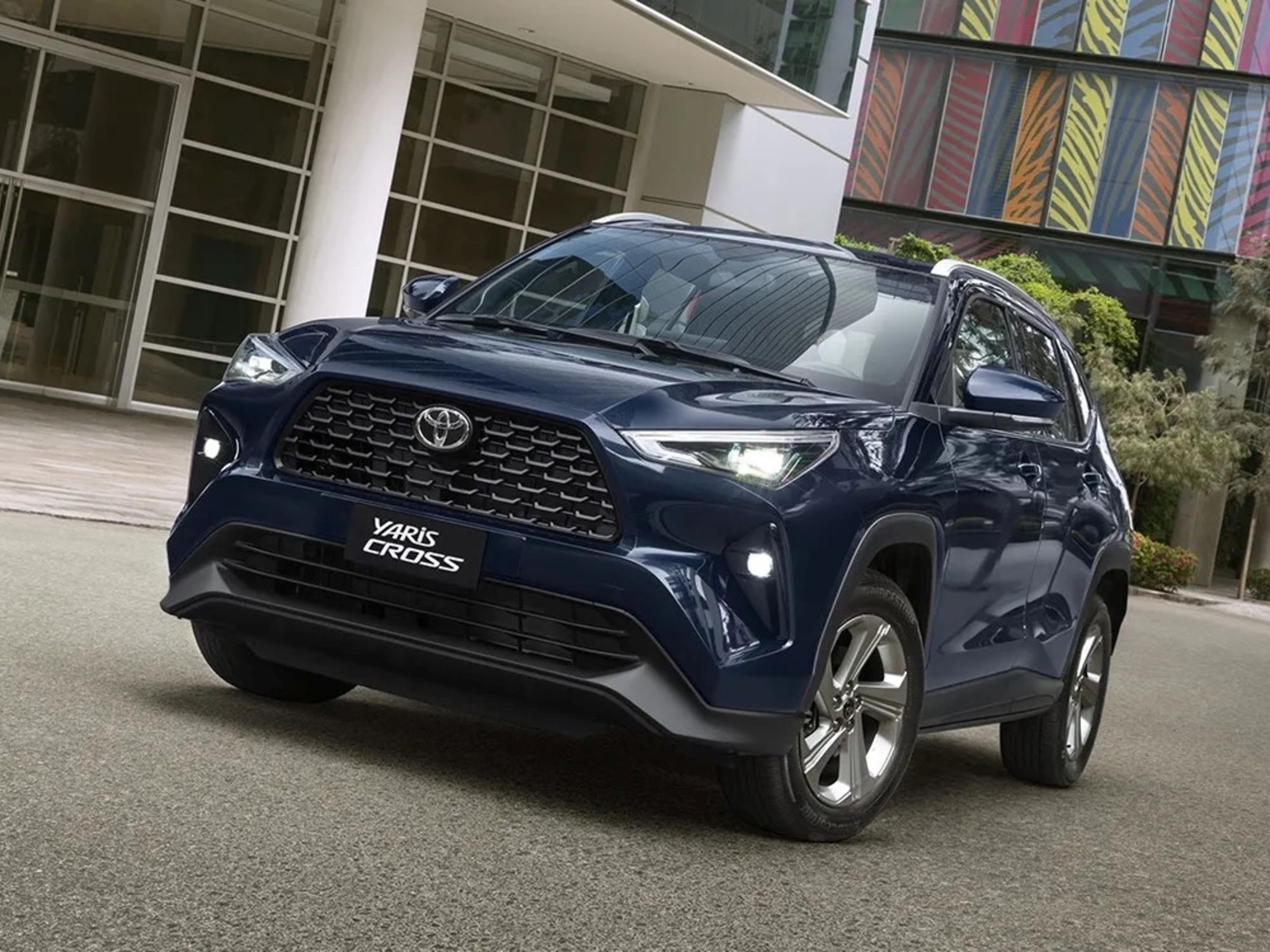 Toyota Yaris Cross: quali equipaggiamenti avrà il SUV ibrido in arrivo a novembre e quanto carburante consumerà?