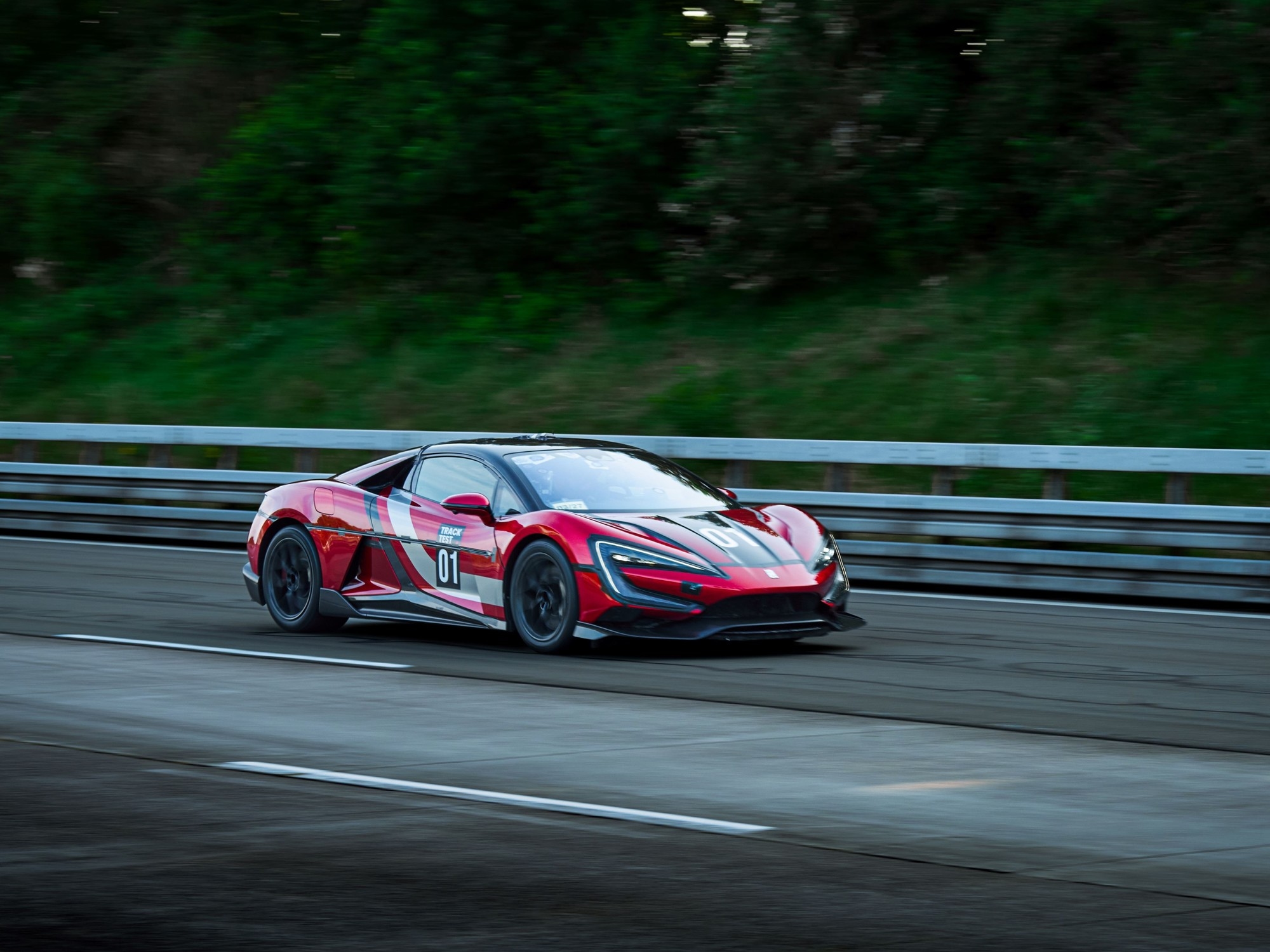 Um foguete no asfalto: Um carro elétrico chinês ultrapassou 470 km/h e quebrou um recorde de velocidade.
