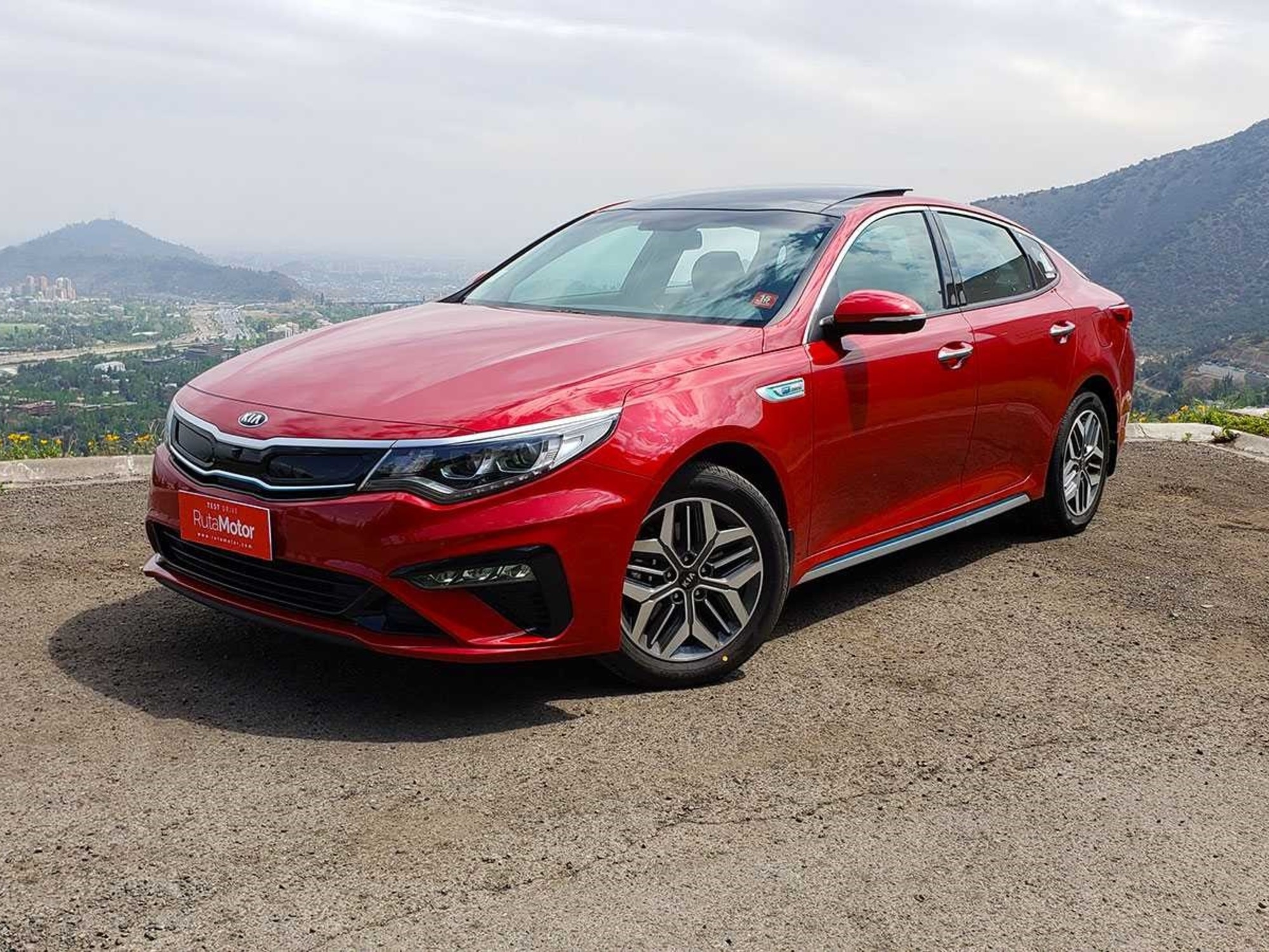 What are hybrid cars and what are their characteristics?