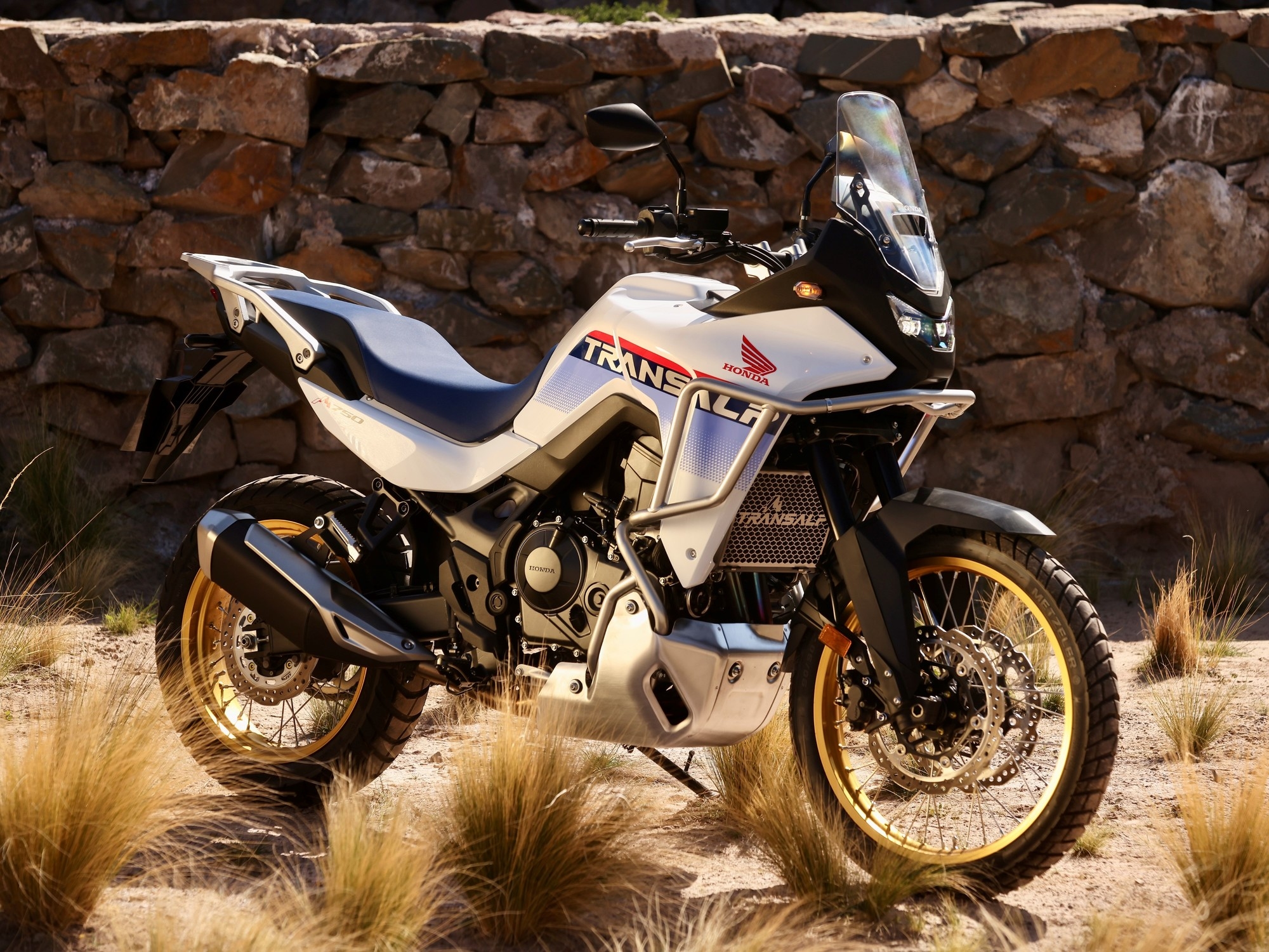 Honda ha lanciato la nuova Transalp XL750 a un prezzo che le consente di evitare una tassa importante.