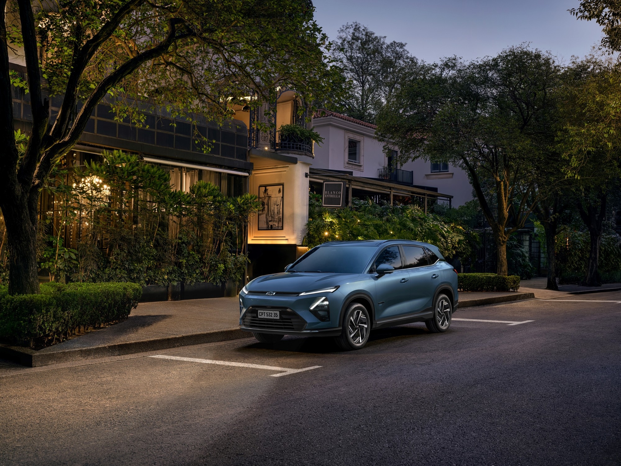 Chevrolet makes the leap into hybrid mobility with the Captiva PHEV