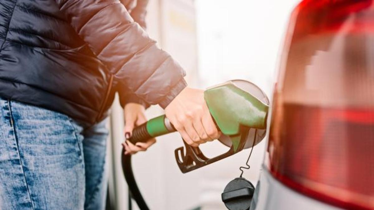 Ein Tankstellenmitarbeiter hält es nicht mehr aus und erklärt, was sie täglich ertragen müssen: „Das ist keine Bar, das ist eine Tankstelle. Was Sie bekommen, ist, was Sie bekommen, und ich werde Ihnen kein Sandwich nach Ihrem Geschmack machen.“