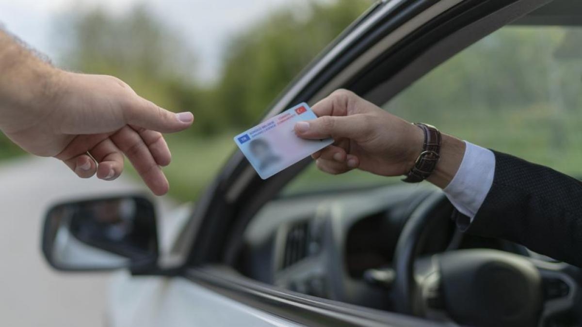 Ecco le sanzioni a cui si può andare incontro se si guida senza patente valida: da una multa di 100 euro fino alla reclusione.