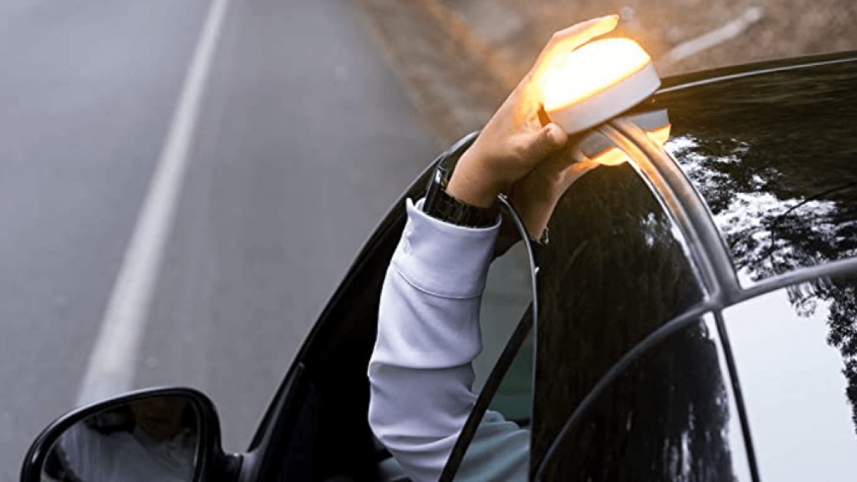 The DGT clarifies which vehicles are not required to have the V-16 emergency light.