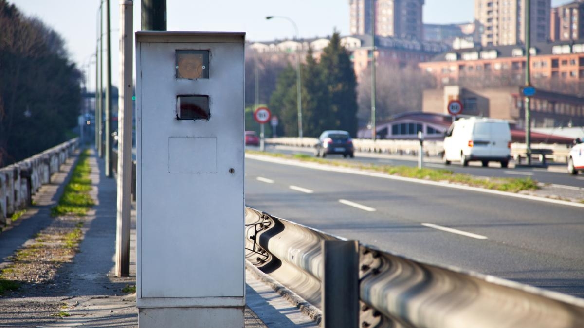 Fran Miró, Finanzexperte: „128 km/h liegen unter der Fehlertoleranz von 7 % auf einer 120 km/h-Straße, und wenn Sie gegen die Geldbuße Einspruch einlegen, wird sie Ihnen erlassen.“
