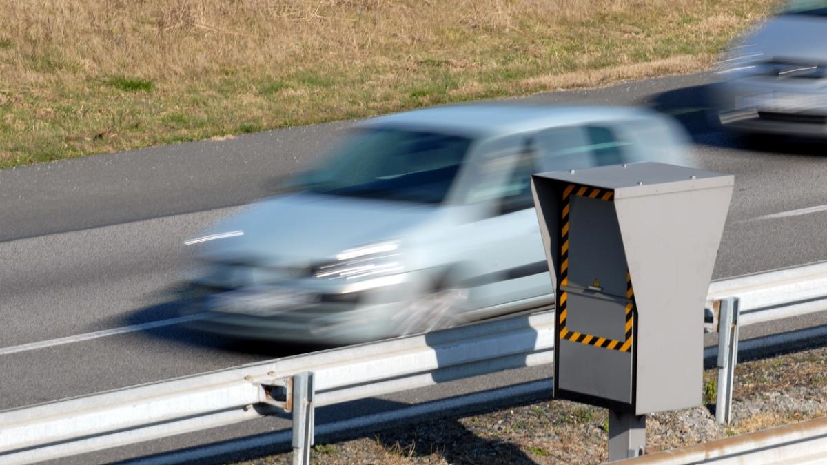 A math teacher explains why driving at 140 km/h to save time isn't worth it: "Going from legal speed to illegal speed on the highway only saves me a few seconds."