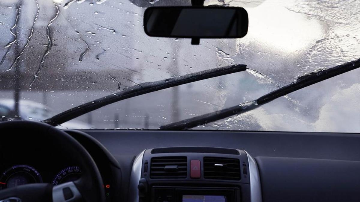 Die DGT warnt vor den Gefahren von Regen und gibt Ratschläge zum Fahren auf nassen Straßen, um die Verkehrssicherheit zu verbessern.