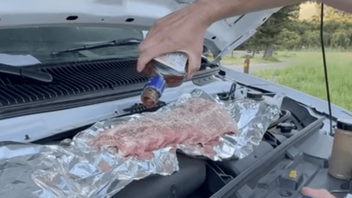 Un cocinero argentino aprovecha un viaje de dos horas para cocinar carne en el motor con un resultado sorprendente