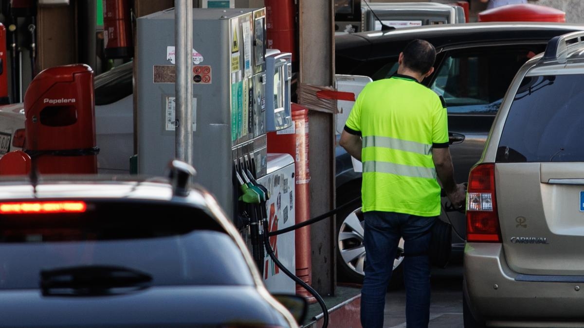 Oto najtańsze sieci stacji benzynowych według nowego raportu OCU: możesz zaoszczędzić do 9 euro na jednym baku paliwa.
